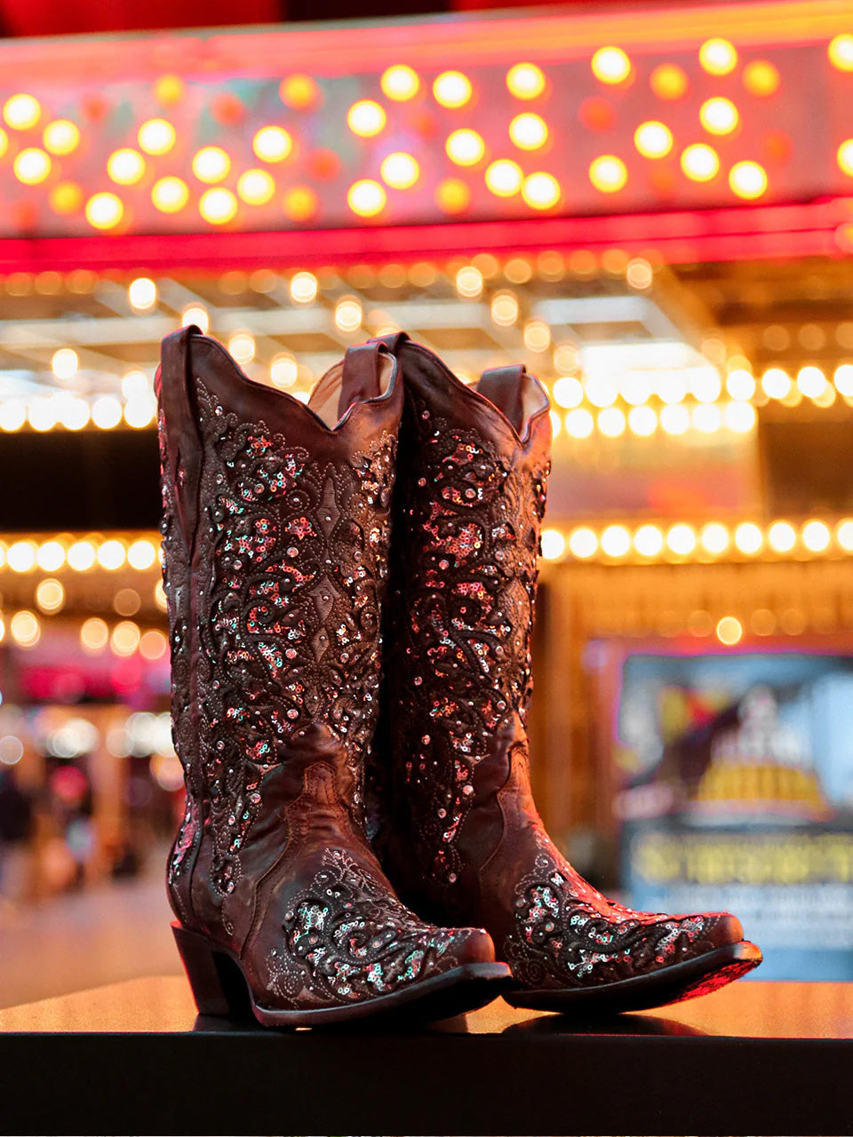 Stivali western Corral cognac con intarsi, ricami e strass