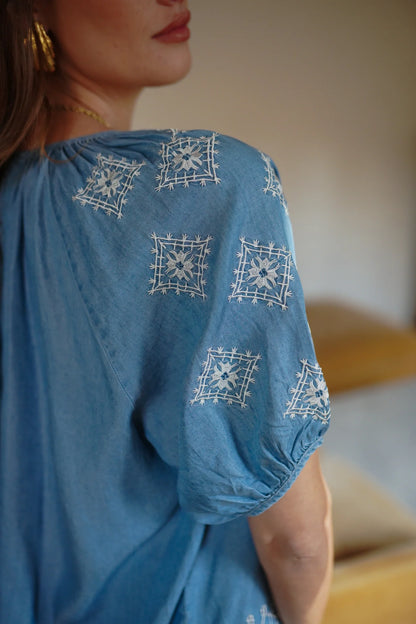 Blusa donna ricamata blu denim